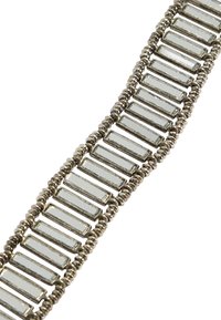 Metalowa bransoletka z prostokątnymi, lustrzanymi akcentami oraz teksturowanym srebrnym siateczkowym wzorem łączącym każdy element. Elastyczna i o błyszczącym wykończeniu.