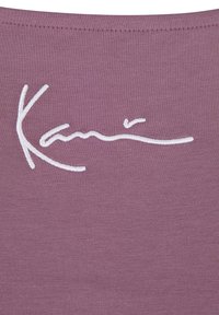 Karl Kani SMALL SIGNATURE  SHOULDER TIGHT - Marškinėliai su spaudiniu - violet