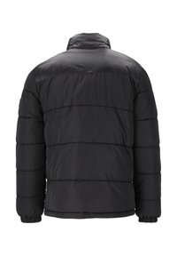 Sort pufferjakke med vandret syninger, høj krave og elastiske manchetter. Glat tekstur, letvægtsmateriale, isoleret design.