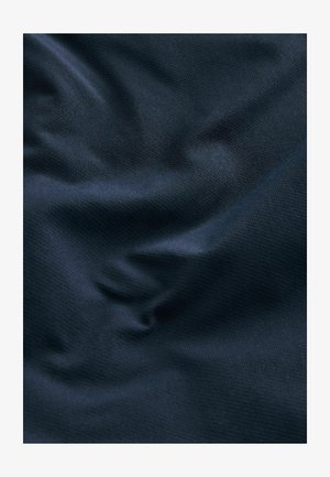 Granatowy teksturowany materiał, lekko pomarszczony, z gładką powierzchnią o subtelnej połysku i drobnym, tkanym wzorze.