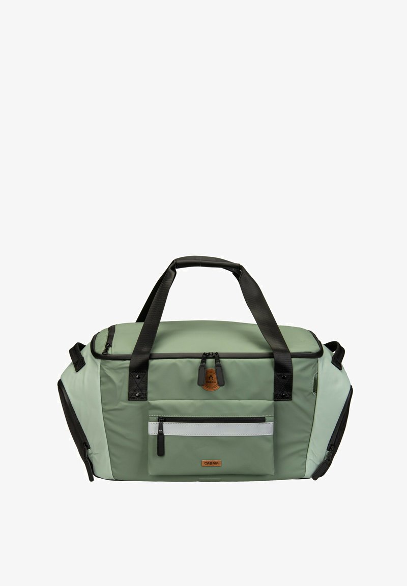 Sac de sport vert et vert clair avec poignées noires, poche avant zippée avec bande blanche, compartiments latéraux zippés, et écusson logo en cuir.