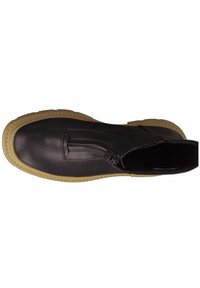 Bottine en cuir noir avec une finition lisse, fermeture éclair sur le côté, et une semelle en caoutchouc beige. Bout légèrement arrondi et tige basse.