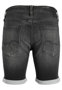 Svarta denimshorts med en rullad kant, med två bakfickor och subtila sömnadsdetaljer. Slät textur och figurnära design.