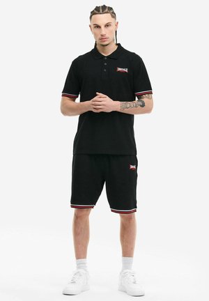 Lonsdale LONSDALE HERREN POLOSHIRT & SHORTS SET NORMALE PASSFORM CHILLINGHAM - Pantalon de survêtement - black white red