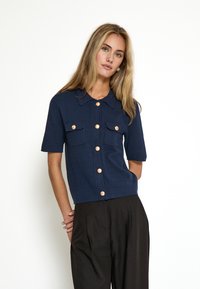 Seleccionado, black iris