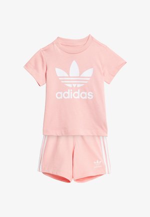 Rosa Baumwoll-T-Shirt mit weißem "adidas"-Logo und Trefoil-Graphic, kombiniert mit passenden rosa Shorts mit weißen Seitenstreifen und Logo.