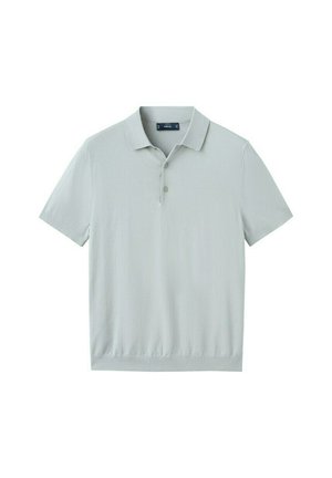 Hellgraues Polohemd mit kurzen Ärmeln, zwei Knöpfen und einem Kragen, flach auf weißem Hintergrund liegend.