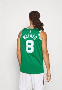 Camiseta de baloncesto verde con el nombre "WALKER" y el número "8" en blanco, con un ribete en contraste y textura de malla.