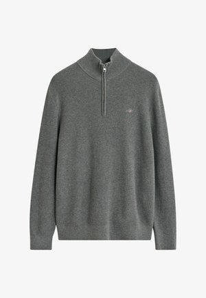 Grijze ribgebreide pullover met lange mouwen en een halve rits met nep-kraag, voorzien van een klein geborduurd schildlogo op de borst.