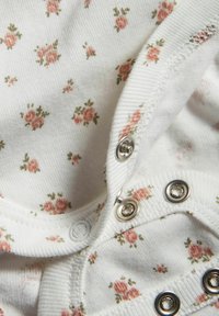 Floral Baby-Bodysuit in Weiß, mit kleinen rosa und grünen Rosenmustern, ausgestattet mit silbernen Druckknöpfen am Ausschnitt und an den Beinausschnitten.