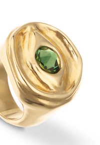 Anillo de oro con un diseño abstracto y texturizado, que presenta una piedra preciosa ovalada verde en el centro. La superficie es pulida y brillante.