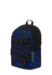 Zaino con un motivo geometrico blu e rosso, dettagli neri, molteplici cinghie esterne e zip. Dotato di una maniglia superiore per il trasporto.