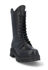 Botas de combate de cuero negro con cordones, con un caña alta, puntera redondeada, suela de goma resistente y costuras reforzadas a lo largo de las costuras.
