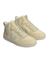 Höga sneakers i beige läder, med perforerade detaljer, ton-i-ton snörning och en tjock sula med en minimalistisk design.