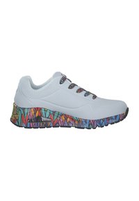 Zapatilla deportiva blanca con una parte superior texturizada, suela de patrón colorido y cordones multicolores. Punta redondeada y diseño acolchado.