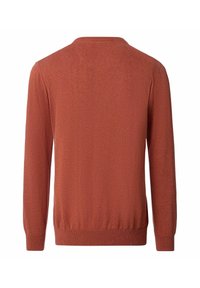Langsleevige sweater in baksteenrood, gemaakt van een zachte brei-stof. Heeft een ronde hals en ribgebreide manchetten en onderkant. Minimalistisch design, geen patronen.