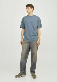 Jack & Jones JJEBRADLEY TEE O NECK - Basic T-shirt - goblin blue