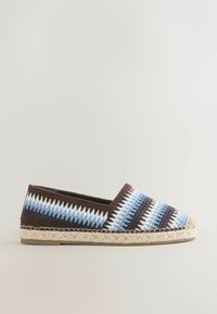 Scarpa espadrille senza lacci con motivo a zigzag marrone, blu e bianco a maglia e suola intrecciata in juta, mostrata di profilo su sfondo semplice.