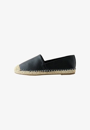 Schwarzer Leder-Espadrille-Schuh zum Hineinschlüpfen mit geflochtener Jutsohle und kontrastierender Naht, Seitenansicht, auf weißem Hintergrund.