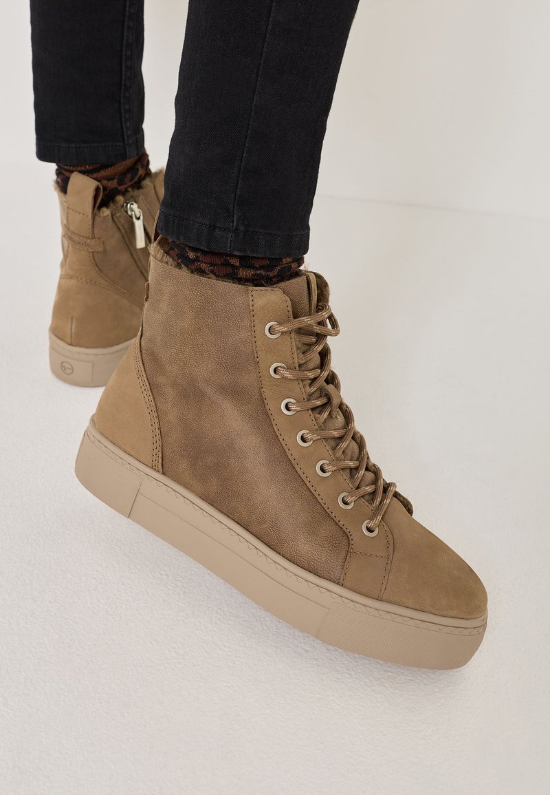 Helle High-Top-Sneaker mit einem strukturierten Lederaußenmaterial, Schnürdesign und glatter Gummisohle. Verfügt über einen seitlichen Reißverschluss und kontrastierende Schnürsenkel.