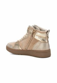Zapatillas altas en ante beige con acentos en dorado metálico, que cuentan con una cremallera lateral, puntera redonda y suela de goma marrón contrastante.
