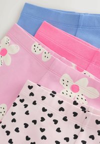 Leggings pour enfants empilés avec bleu uni, rose uni, rose à motifs de fleurs blanches et rose à motifs de cœurs noirs.