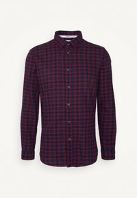 Camicia a maniche lunghe con motivo a quadri rosso e blu navy, colletto aperto e etichetta in cotone biologico all'interno del colletto.