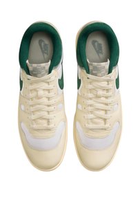 Beige ja valged tossud roheliste aktsentidega. Tekstuuriga ülemine osa, sirged paelad, pehmendatud keel ja silmapaistev Nike logo küljel.