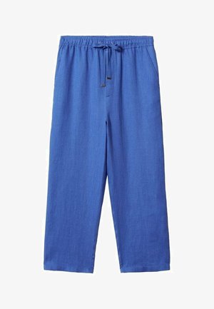 Camisa azul de lino con cierre de botones en el frente, mangas largas y un ajuste relajado, combinada con pantalones a juego con cordón. Textura suave, diseño casual.