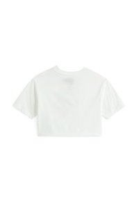 Camiseta blanca de algodón recortada con mangas cortas, escote redondo y una textura suave. La parte posterior presenta detalles mínimos.