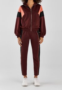 Bershka Träningsbyxor - bordeaux