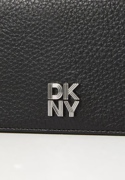 Черен текстуриран кожен портфейл с сребристо лого DKNY. Има гладка повърхност и дискретен мотив на материала.