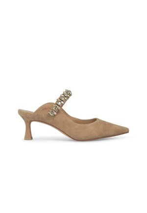 Beżowe zamszowe buty na obcasie typu slingback z wąskim noskiem, ozdobami na pasku i niskim, kwadratowym obcasem. Gładka faktura i elegancki design.