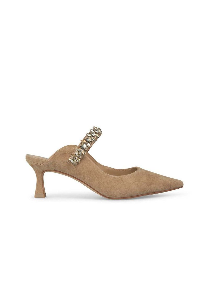 Scarpa slingback in suede beige con punta affusolata, decorazioni sulla fascetta e tacco quadrato basso. Texture liscia e design elegante.