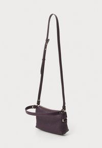Borsa a tracolla viola in pelle con finitura testurizzata, hardware dorato, tracolla regolabile e scomparto principale con zip.