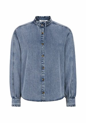 Világoskék farmering fodros állónyakú díszítéssel, gombos előlappal, hosszú ujjakkal, gumis mandzsettával és laza szabással.