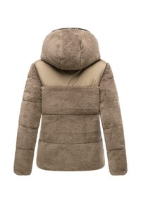 Brun fleecejakke med hætte, der har et glat lysebrunt torso panel og en tekstureret krop, der viser et quiltet design i vandrette striber.