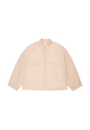 Beige übergroße Jacke mit langen Ärmeln, spitzem Kragen und verdeckter vorderer Knopfleiste, flach auf weißem Hintergrund präsentiert.