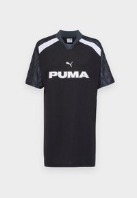 Czarna sportowa koszulka wykonana z lekkiego materiału. Posiada krótkie rękawy z abstrakcyjnymi akcentami i białe logo PUMA z przodu.