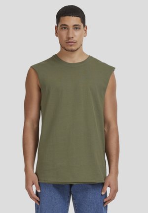 Olivgrünes, ärmelloses T-Shirt aus weicher Baumwolle mit Rundhalsausschnitt und lockerer Passform. Es sind keine Muster oder Akzente sichtbar.