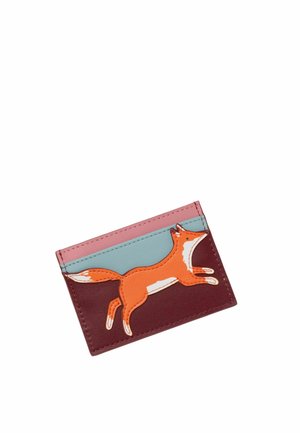 Pequeña tarjetero de cuero con secciones en rosa, azul y granate, con un diseño de zorro naranja en pleno salto en la parte delantera.