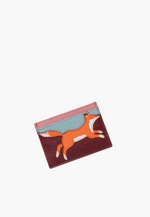 Pequeña tarjetero de cuero con secciones en rosa, azul y granate, con un diseño de zorro naranja en pleno salto en la parte delantera.
