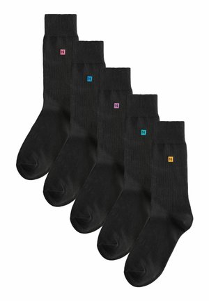 Cinq paires de chaussettes noires avec des bords côtelés et des accents de logo carré colorés en rose, bleu, violet et jaune près du dessus.