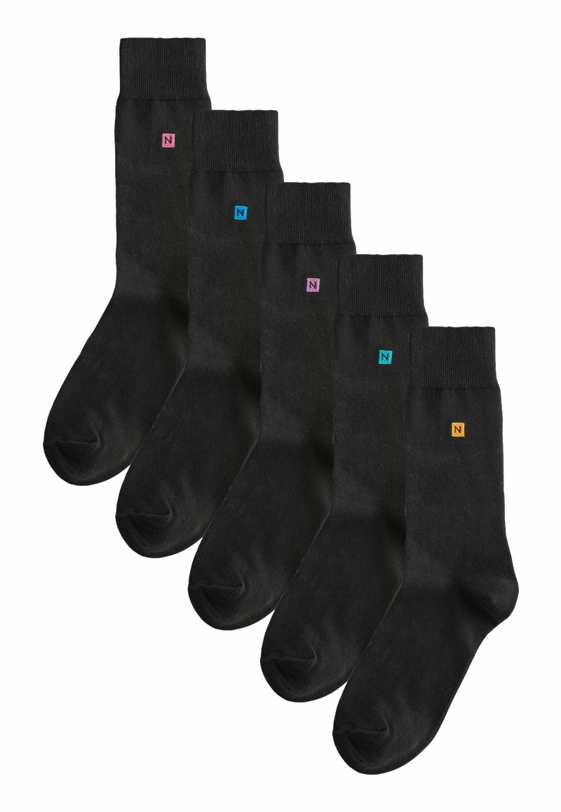 Fem par svarta strumpor med ribbad mudd och färgade fyrkantiga logotypdetaljer i rosa, blått, lila och gult nära toppen.
