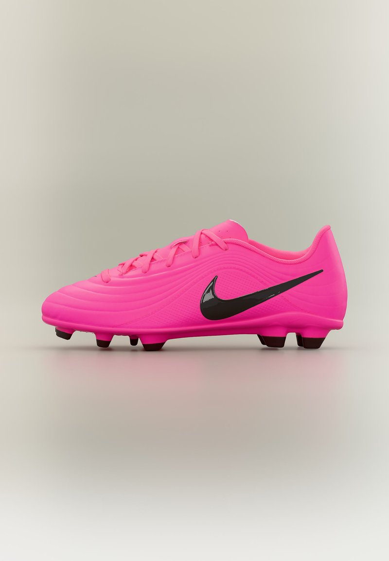 Crampon de football Nike rose vif avec logo swoosh noir et crampons moulés sur fond neutre.