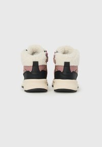 Sneaker alte con base in pelle nera, dettagli rosa e collo in pelliccia sintetica bianca. Suola testurizzata per una migliore aderenza, elegante linguetta posteriore.