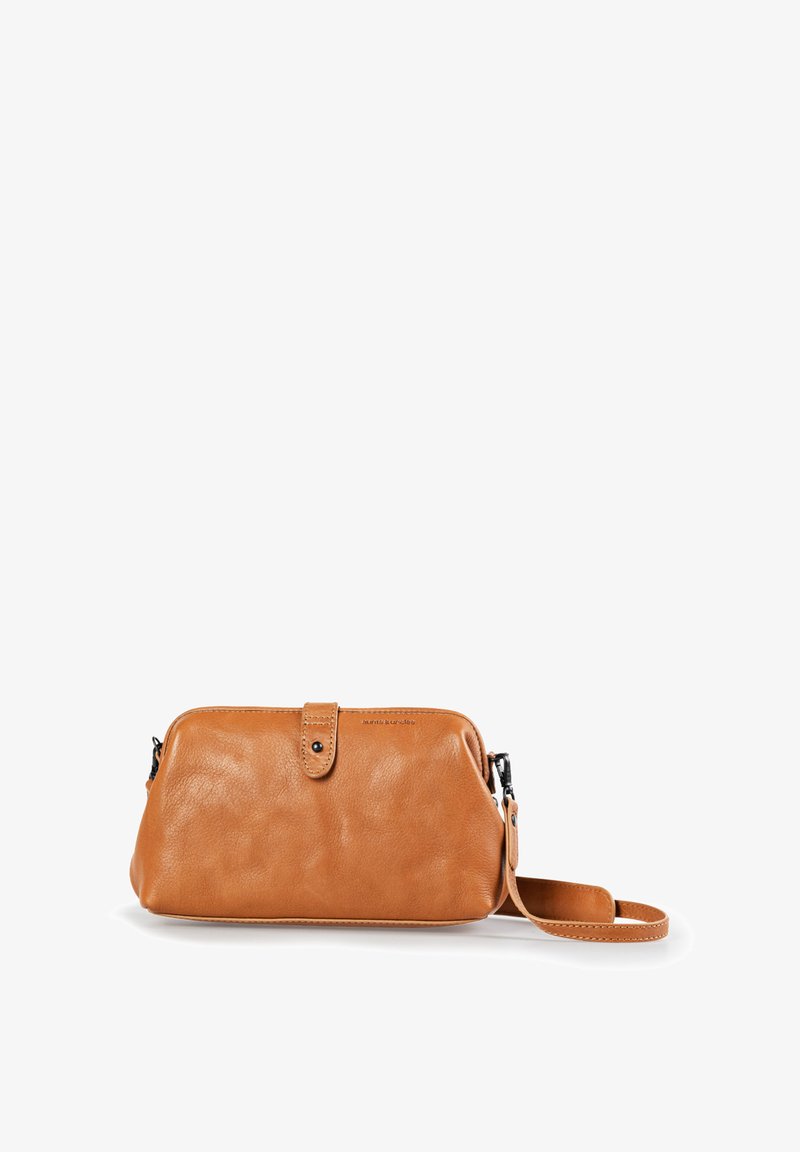 Borsa a tracolla in pelle tan con forma arrotondata, chiusura a pattina e tracolla regolabile. Presenta una texture sottile e hardware minimale.