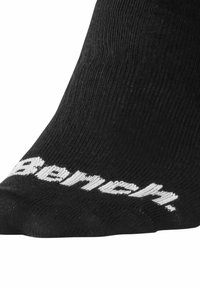 Schwarze Socke mit Rippstruktur und einem weißen "Bench."-Logo im Zehenbereich, mit bequemer Passform und mittellangem Design.