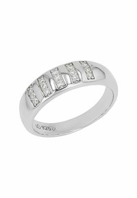 Anillo de plata de ley con cinco filas horizontales de cristales transparentes, que presenta un acabado suave y un diseño de banda ligeramente curvada.