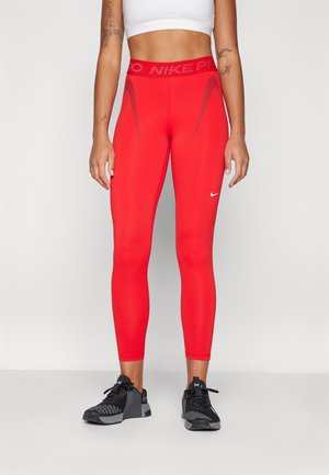 Rote Nike Leggings mit einem strukturierten Bund, auf dem 'NIKE PRO' in Schwarz steht. Sie haben dezente schwarze Streifen an den Seiten und eine enganliegende Passform.